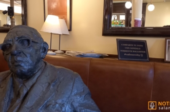 Escultura de Torrente Ballester en Cafe Novelty 2