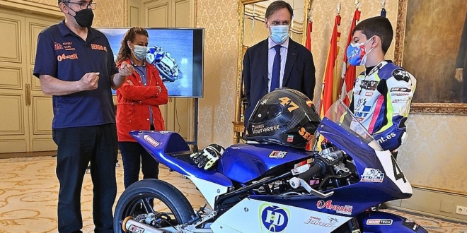 Alcalde recibe al piloto de motos Sergio Verdugo 1