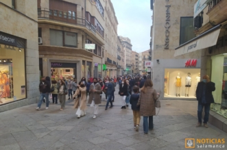 Gente en calles de Salamanca