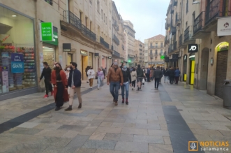 Gente en calles de Salamanca