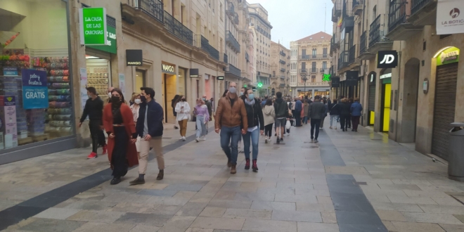 Gente en calles de Salamanca