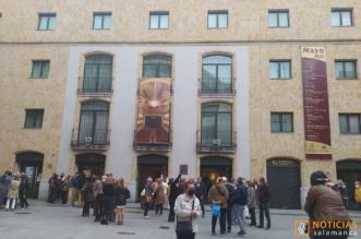 Gente en calles de Salamanca