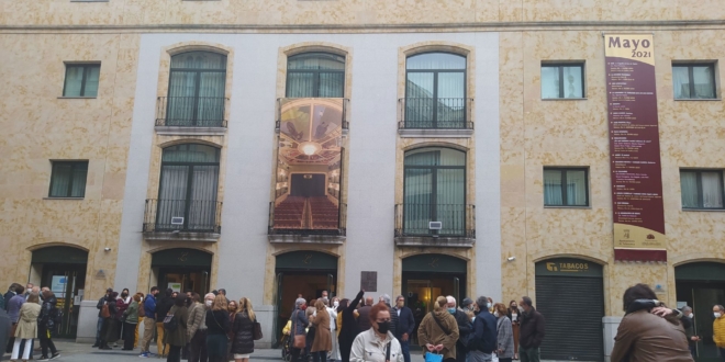 Gente en calles de Salamanca