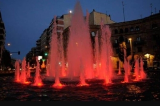 Fuente de la Puerta Zamora se ilumina de rojo por el Dia Mundial de Donante de Sangre
