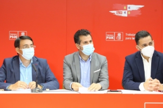 foto reunion sanitarios PSOE. Luis Tudanca y Fernando Pablos