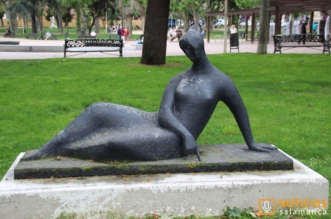 Escultura Mujer tendida - La Alamedilla