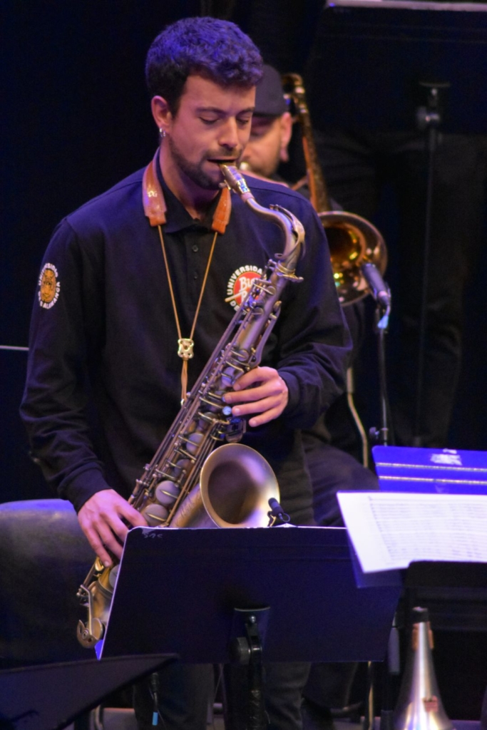 Big Band Usal saxo tenor Carlos Calzada