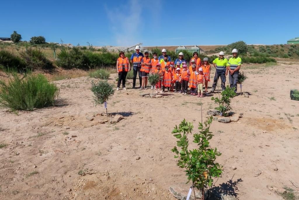 Los escolares de Barruecopardo plantan arboles en la mina de Saloro 5