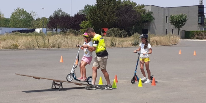 Bicis y patinetes junto a la Escuela Ciclista Moises Duenas