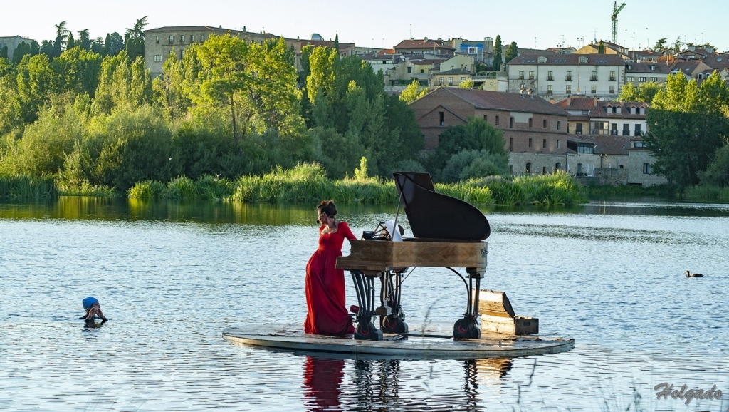 El piano flotante en el rio Tormes 01