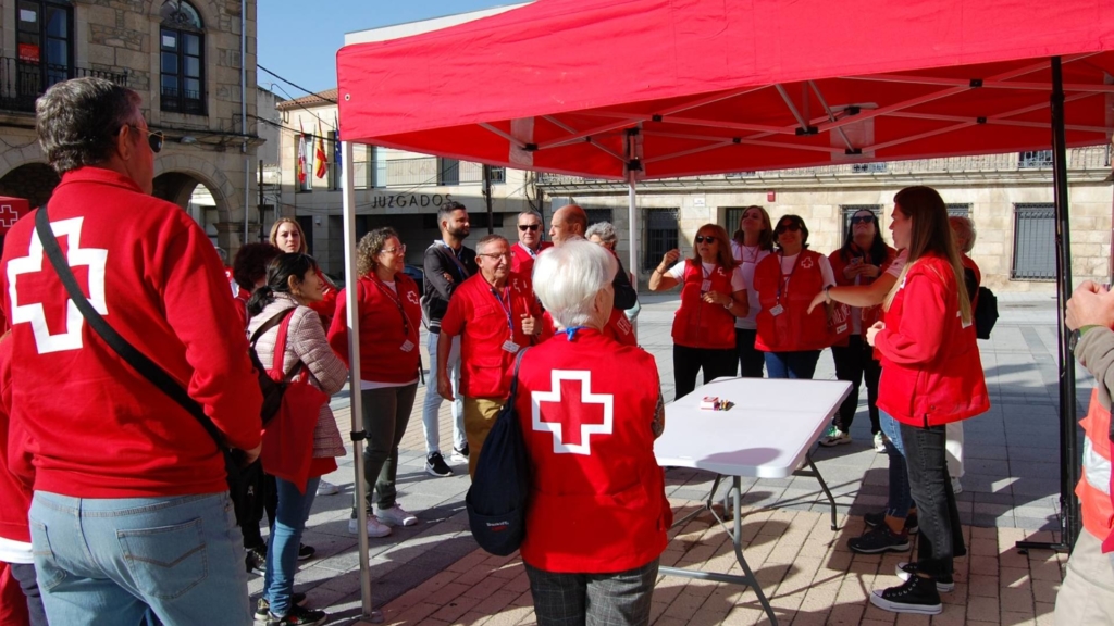 cruz roja voluntarios en una actividad