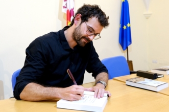 Luis Roso firmando