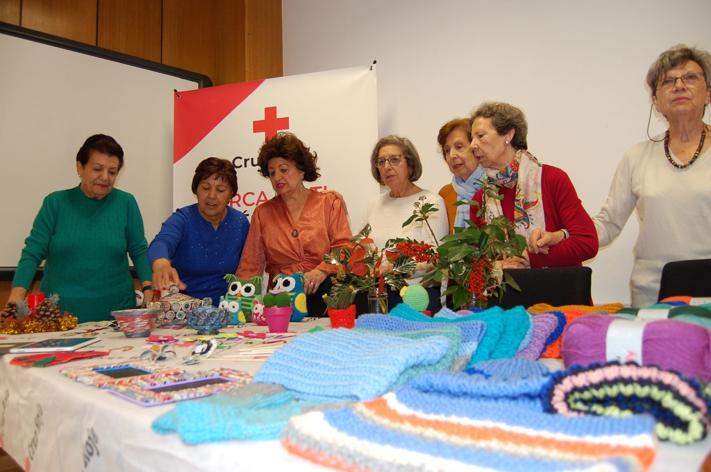 Usuarias de un taller de manualidades Cruz Roja Salamanca
