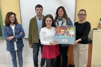 El Ayuntamiento entrega a Paula Sanchez el premio de 1o ESo del Certamen de Tarjetas