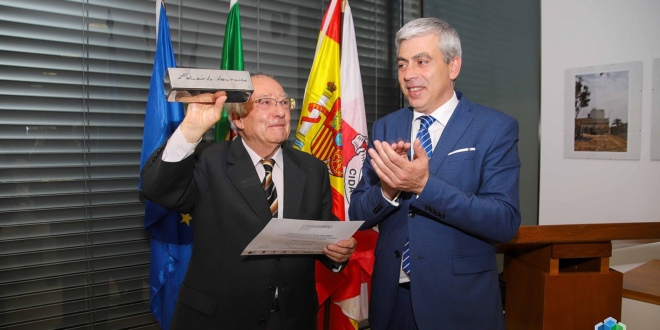 Valentin Cabero recibe el premio Eduardo Lourenco en Guarda 1