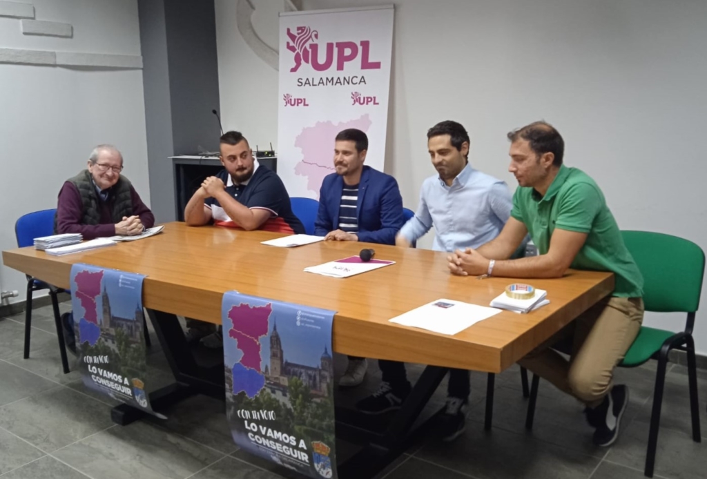 Miembros de la candidatura de UPL en Cespedosa de Tormes junto al presidente y el secretario provincial del partido
