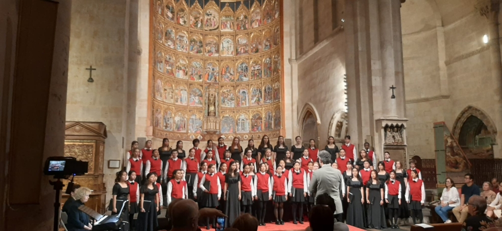 Coro de Los Angeles Children's Chorus en la Catedral Vieja
