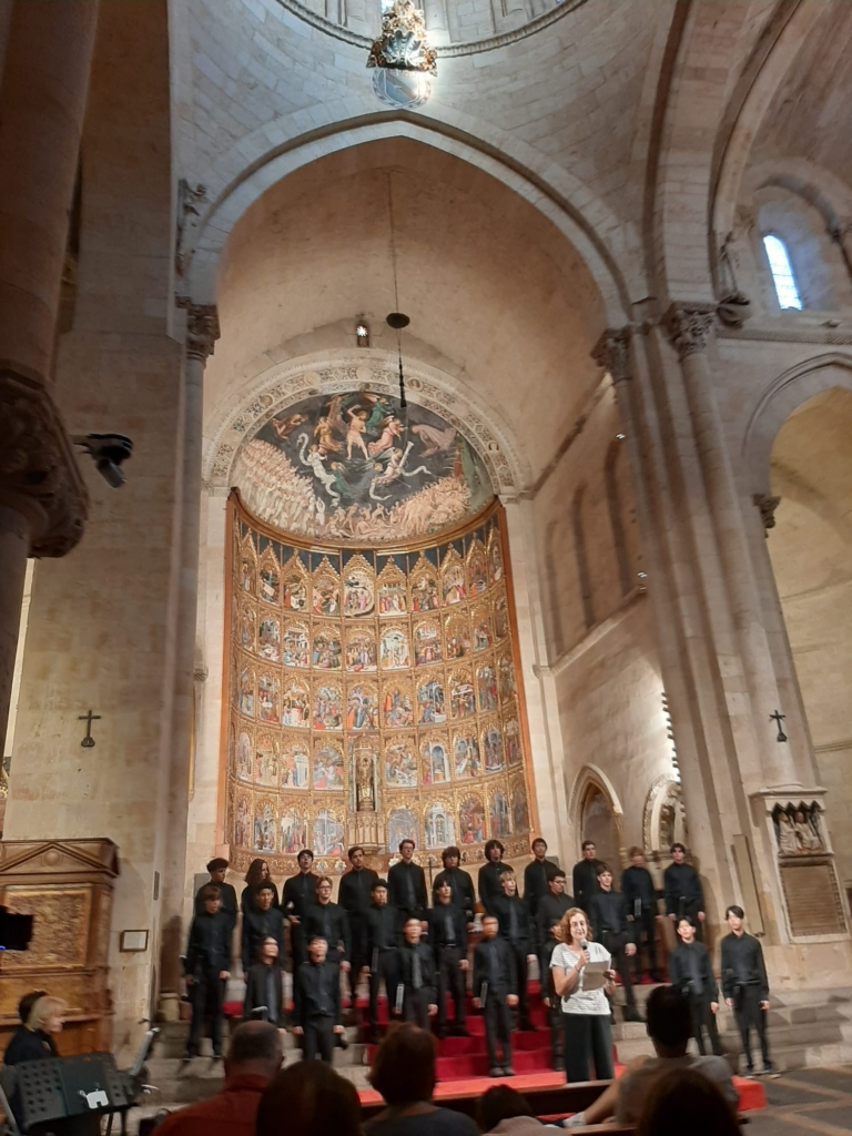 Coro de Los Angeles Children's Chorus en la Catedral Vieja