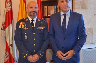 García Carbayo da la bienvenida al nuevo jefe de la Base Aérea y director del Grupo de Escuelas de Matacán Francisco Javier Mendi