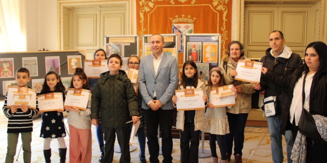 El concejal de Educación entrega los premios a los ganadores del concurso de dibujo escolar Zacarías González